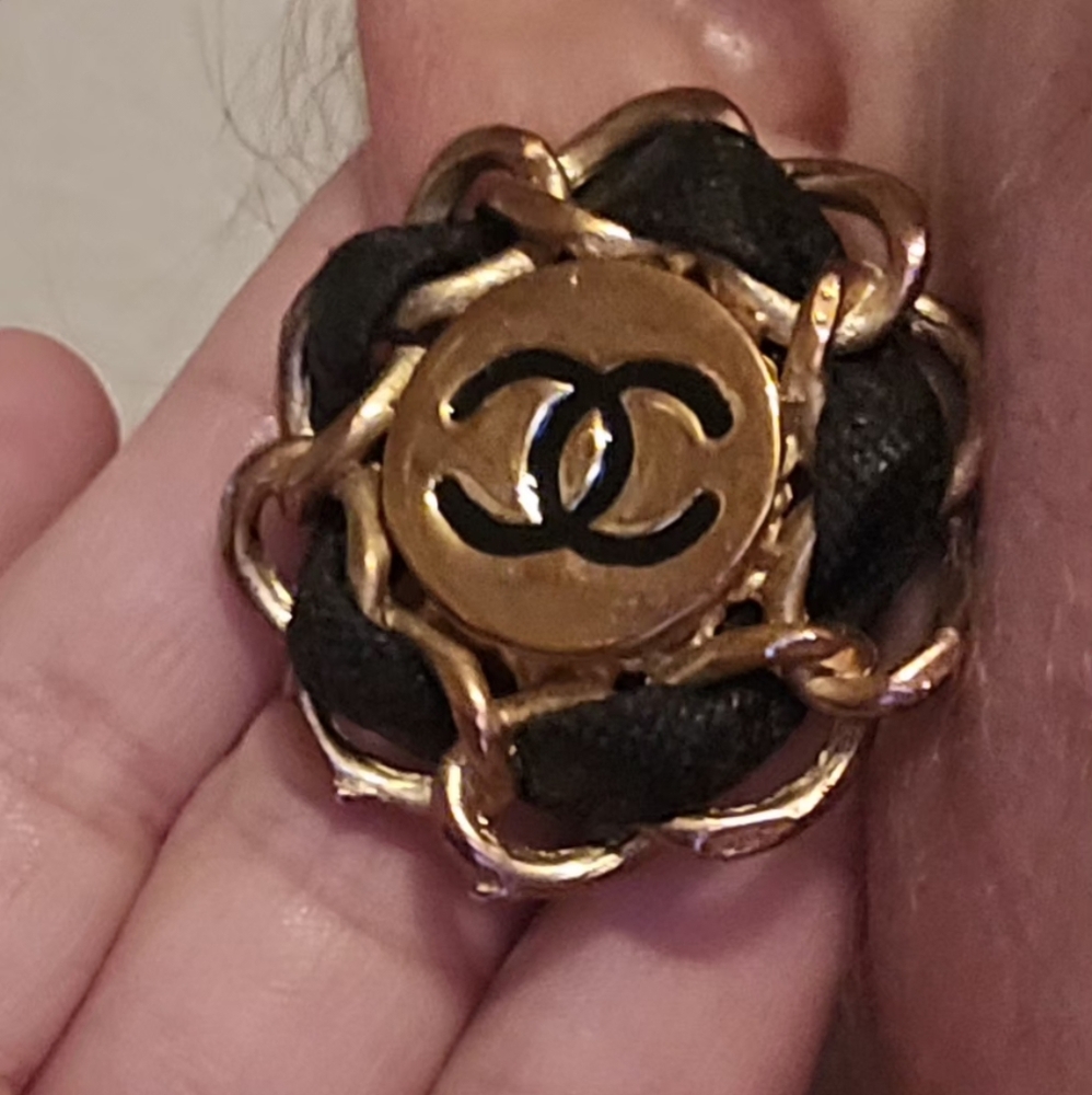 Chanel Black and Gold Women's Jewelry